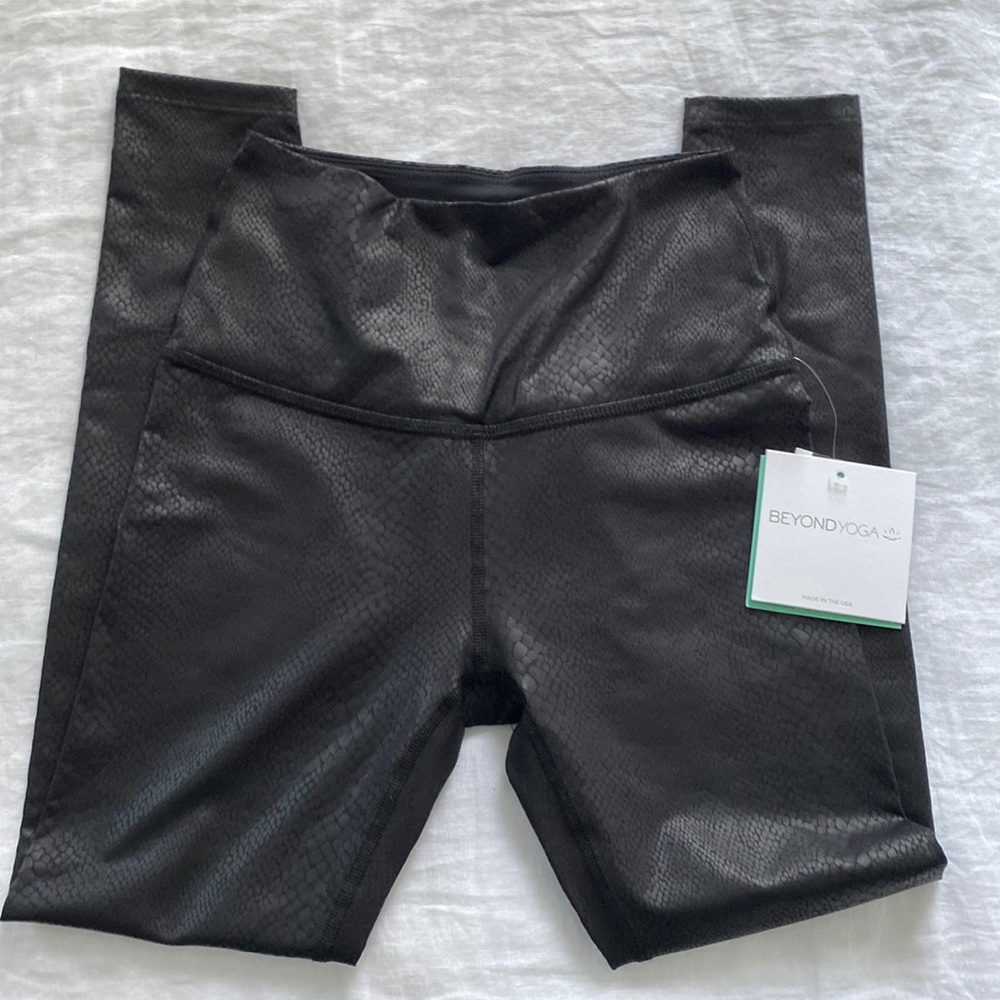 Beyond Yoga NWT Viper Black Snake Print Legging XS
